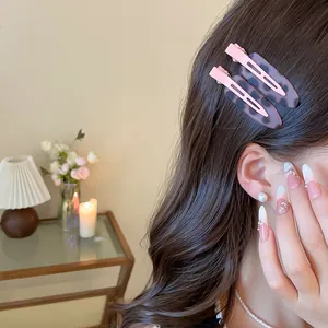 Detailansicht der pinkfarbenen Acryl-Haarspangen mit Leopardenmuster im braunen Haar