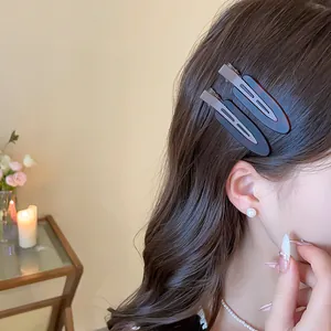 Nahaufnahme von eleganten Haarspangen aus Acryl mit Leopardenmuster im braunen Haar