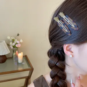 Detailansicht stilvoller Acryl-Haarspangen mit Leopardenmuster auf geflochtenem Haar