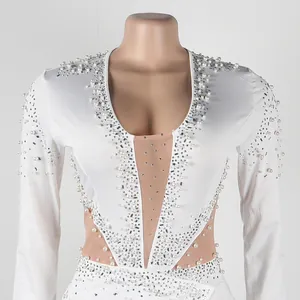Dettaglio di una tuta bianca sexy con strass di lusso e decorazioni in perle eleganti.