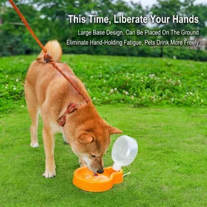 Draagbare oranje waterdispenser voor huisdieren buiten met een leuke Shiba Inu