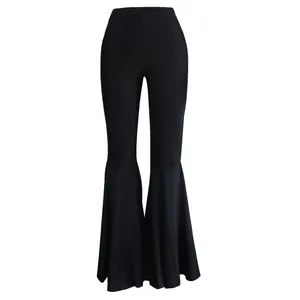 Vista completa de los pantalones negros de talle alto con dobladillo de campana
