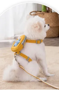 Vista trasera de un Pomerania blanco con un arnés tipo mochila amarillo y juego de correa