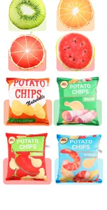 Variedad de juguetes de peluche para perros con forma de frutas y bolsas de aperitivos