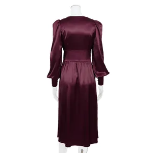 Achteraanzicht van een elegante bordeauxrode satijnen midi-jurk met mooie lantaarnmouwen
