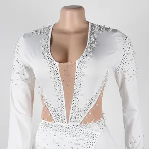 Dettaglio ravvicinato di un body bianco con perle eleganti e strass scintillanti