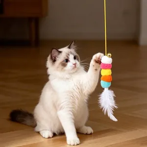 Automatisches Katzenspielzeug mit bunten Plüschbällen und weißem Feder-Teaser-Stab