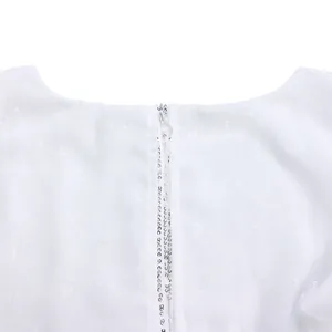 Detailansicht des Rückenreißverschlusses am weißen Paillettenkleid