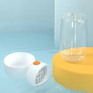Draagbare waterdispenser voor honden met afneembare transparante fles en witte bak