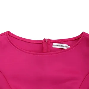 Detailansicht des rosa Kleidausschnitts mit Reißverschluss und METAMORPHOSIS GIRL Etikett