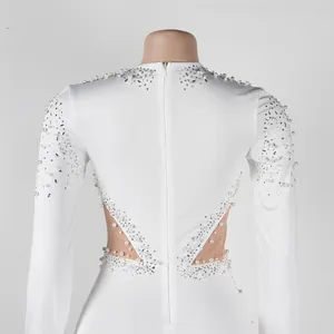 Dettaglio posteriore di body bianco a maniche lunghe con perle, strass e inserti trasparenti