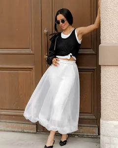Vista completa di una gonna a palloncino in tulle bianco in stile francese alla moda.