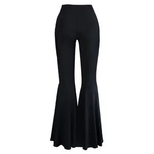 Los pantalones negros ajustados de talle alto con bajo acampanado y volantes sexys.