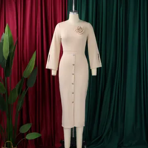 Détail d'une robe midi abricot à col rond et manches cloche élégantes avec fentes