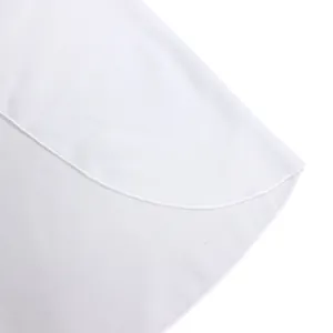 Detaillierte Nahaufnahme von glattem weißem Chiffonstoff mit hochwertiger Saumnaht