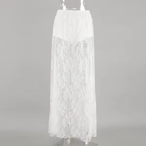 Vue détaillée d'une jupe longue en dentelle florale blanche avec coupe trapèze transparente