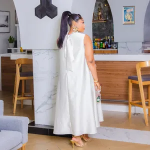 Vista posteriore di un elegante abito lungo bianco senza maniche largo con fiocco