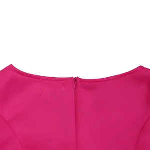 Nahaufnahme des Reißverschlusses und des Ausschnitts an diesem magentafarbenen Abendkleid.