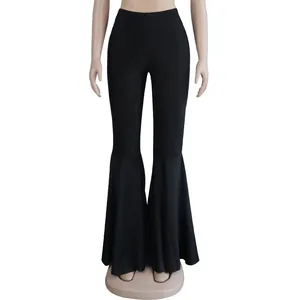 Pantalones acampanados negros de talle alto con dobladillo de volantes.
