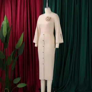 Robe mi-longue beige élégante avec applique florale et manches cloches à fentes
