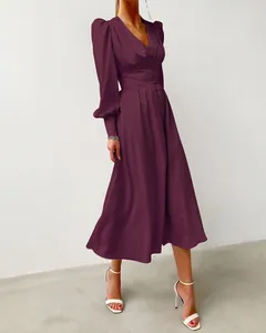 Elegante pruimkleurige satijnen midi-jurk in Franse stijl met lantaarnmouwen en taille