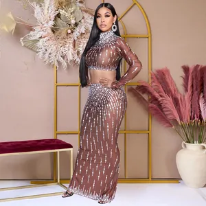Tweeledig bruin setje met crop top met lange mouwen en maxi-rok met straspatroon