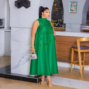 Abito lungo verde senza maniche con applicazioni floreali 3D, vista a figura intera.