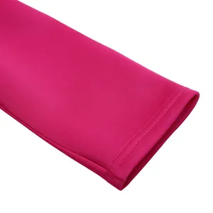 Detailansicht der pinkfarbenen Ärmelmanschette mit langlebiger Doppelnaht-Saum