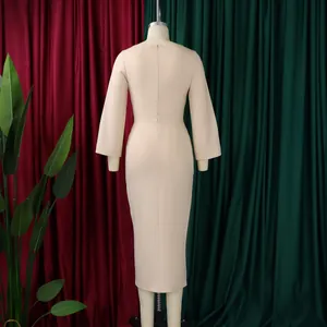 Vue arrière d'une robe fourreau beige élégante grande taille à manches longues
