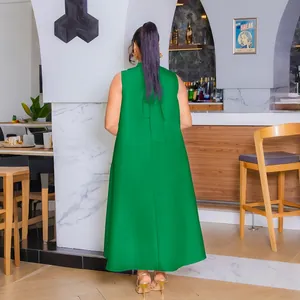 Vista posteriore di un abito lungo senza maniche verde brillante con elegante fiocco