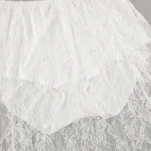Vue macro détaillée de la texture délicate du tissu en dentelle florale blanche.