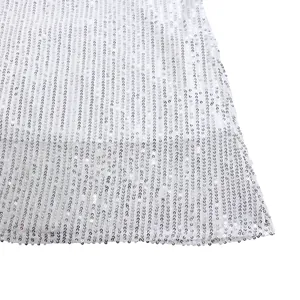 Detailansicht der gestreiften silbernen Pailletten auf weißem Chiffonstoff
