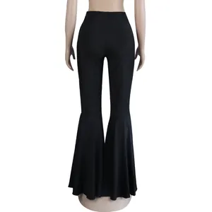 Detalle de la parte trasera de pantalones acampanados negros con un dobladillo voluminoso