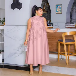 Elegante abito lungo rosa senza maniche con fiori 3D e silhouette svasata a trapezio.