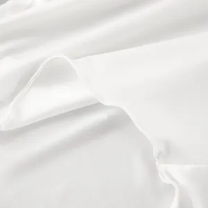 Détail en gros plan du tissu en maille dentelle blanche respirante avec coutures fines