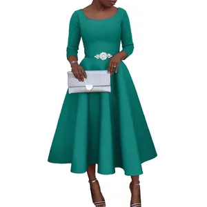 Elegantes dunkelgrünes Abendkleid mit weitem Rock und Strassgürtel-Detail am Bund.