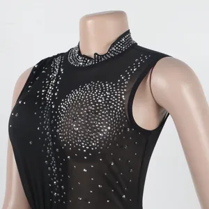 Dettaglio di un body in mesh nero senza maniche con decorazioni di strass argentati.