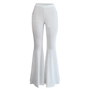 Vista detallada de pantalones acampanados blancos de cintura alta con volantes