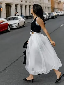 Elegante gonna a palloncino in tulle bianco stile francese, linea ad A alla moda urbana.