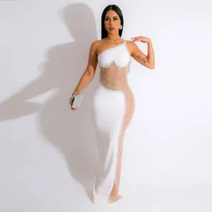 Abito lungo bianco sexy monospalla con eleganti perle, strass e dettagli in rete