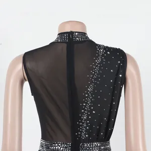 Dettaglio della tuta nera in rete senza maniche con strass eleganti sulla schiena.