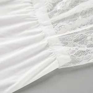 Gros plan macro sur les coutures délicates en dentelle blanche d'une jupe longue élégante