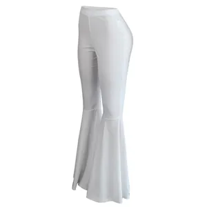 Vista lateral de pantalones de campana blancos ajustados con dobladillo de volantes.