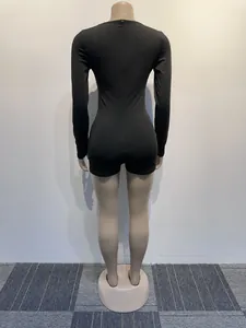 Vista posteriore dettagliata di una tutina sexy nera a maniche lunghe con strass