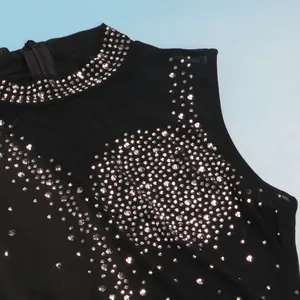 Dettaglio di un body sexy in rete nera con strass scintillanti