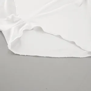 Gros plan détaillé montrant l'ourlet à volants élégant d'une jupe en dentelle blanche
