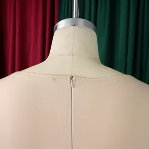 Gros plan de la fermeture éclair invisible au dos d'une robe beige élégante à col rond