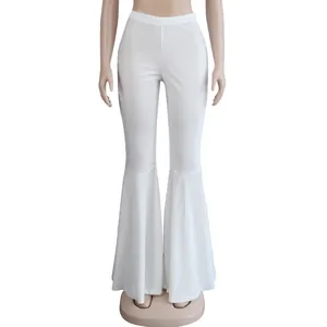 Vista detallada de pantalones acampanados blancos con elegante dobladillo volantes