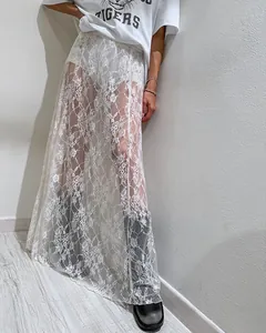 Détail d'une jupe longue en dentelle blanche transparente au design superposé élégant