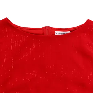 Hochwertige Nahaufnahme eines roten Chiffonkleides mit Pailletten und Reißverschluss